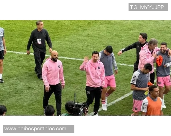 约基奇身着西装热情指导替补席皮克特频频点头展现默契配合